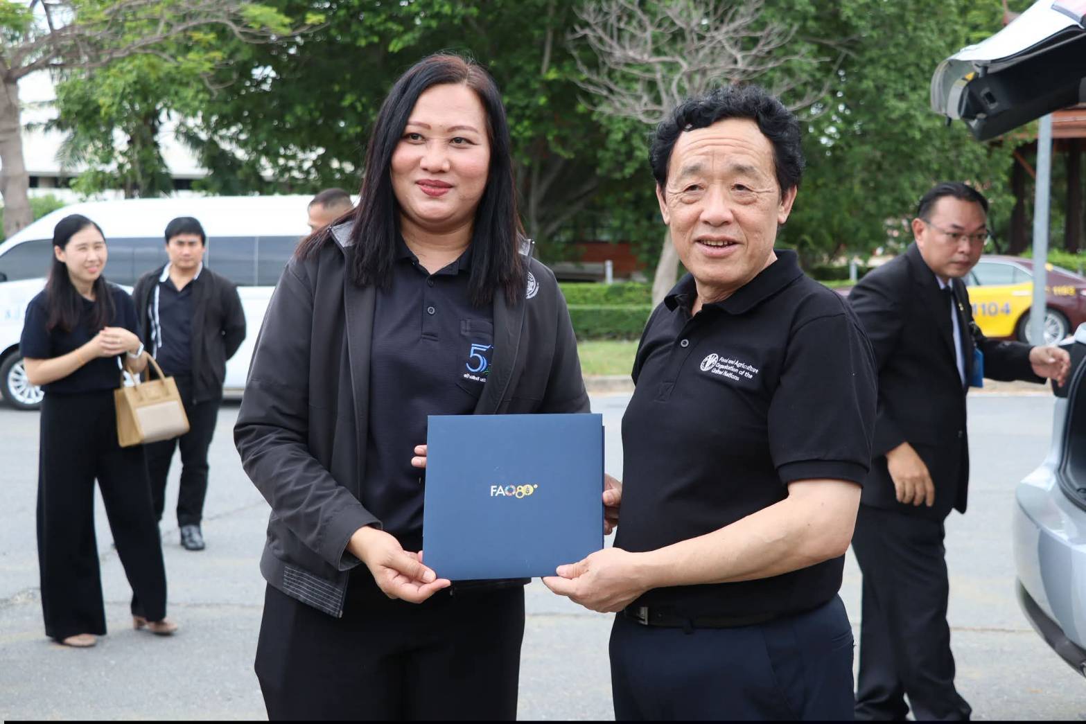 title - เลขาธิการสำนักงานการปฏิรูปที่ดินเพื่อเกษตรกรรม ให้การต้อนรับ ดร. ฉู ตงหยู (Qu Dongyu) นักการทูตและนักวิชาการชาวจีน ดำรงตำแหน่ง ผู้อำนวยการใหญ่องค์การอาหารและเกษตรแห่งสหประชาชาติ (FAO) พร้อมด้วยคณะผู้แทน FAO ในโอกาสเดินทางมาเยือนประเทศไทย ณ ศูนย์ส่งเสริมและพัฒนาอาชีพเสริมนอกภาคการเกษตร